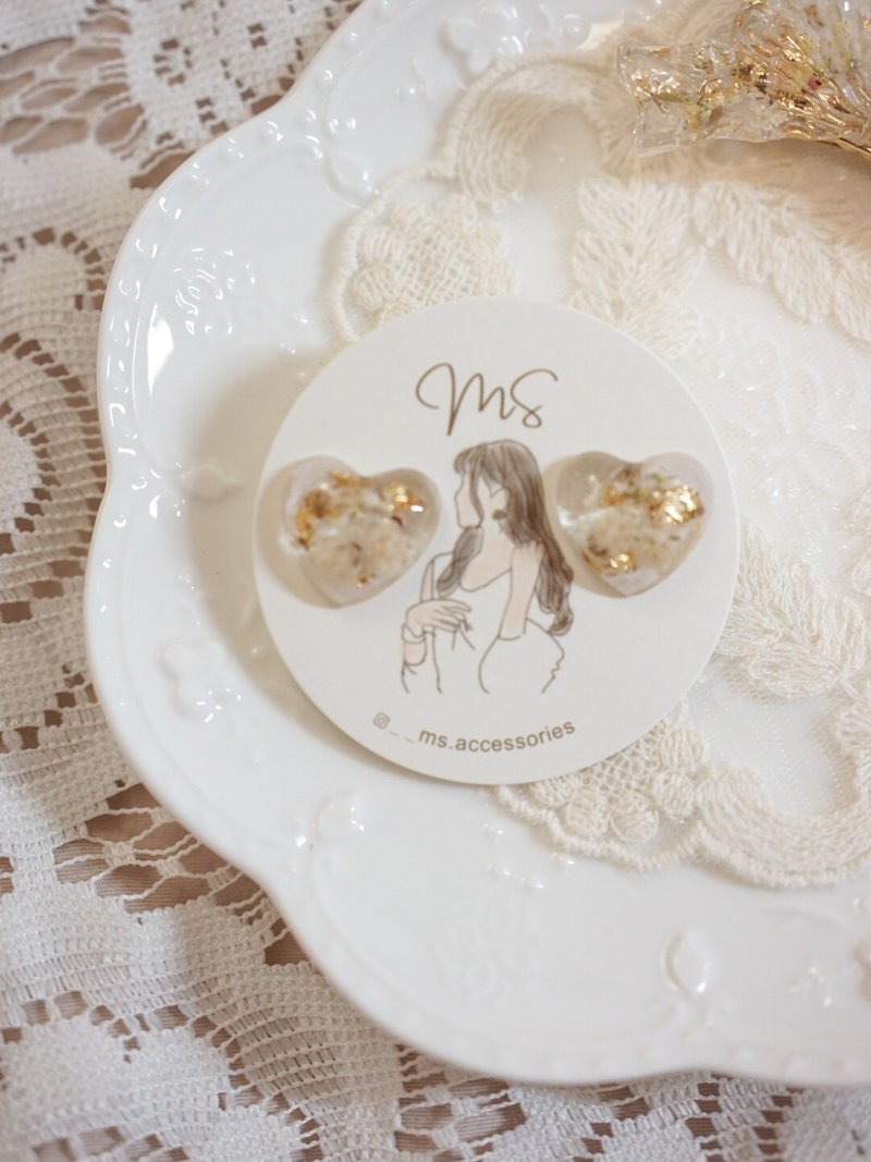 立体干花心形耳环 - 米色 - 耳环/耳夹 - 树脂 卡其色