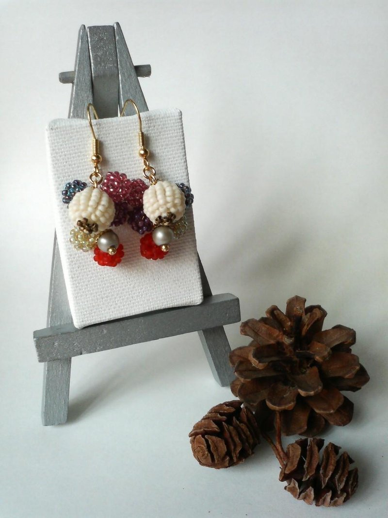 木の実のピアス B　秋 繊細 カラフル ベリー どんぐり かわいい 上品 自然 森 林 雑木林 樹 木 ブルーベース シードビーズ ビーズボール 編み玉 - 耳环/耳夹 - 玻璃 多色