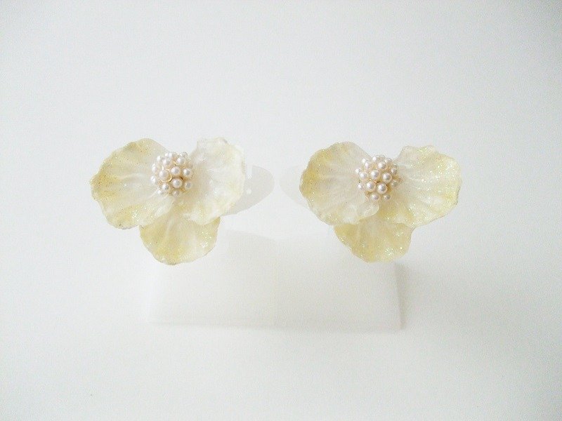 Flower earrings / earrings ☆ Pale yellow - 耳环/耳夹 - 压克力 黄色