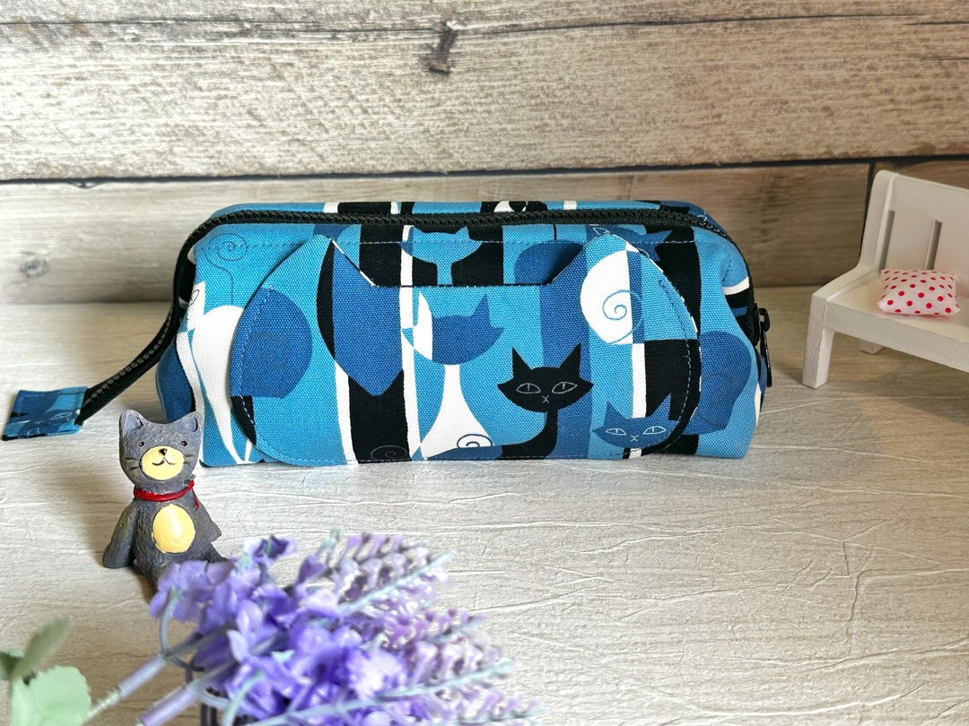 高傲猫 猫耳造型大容量笔袋 手作口金化妆包 (蓝) - 化妆包/杂物包 - 棉 蓝色