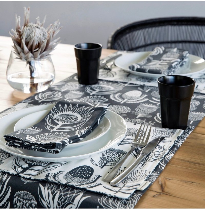 南非 aLoveSupreme_手绘多彩长桌巾_非洲植物王国_黑底白色 - 餐垫/桌巾 - 棉．麻 