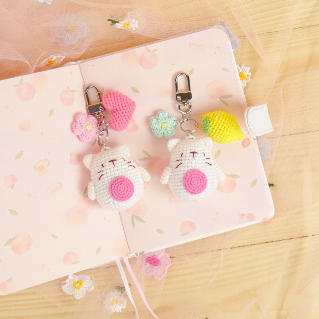 white cat crochet doll  keyring keychain bag charm handmade gift - 钥匙链/钥匙包 - 棉 白色