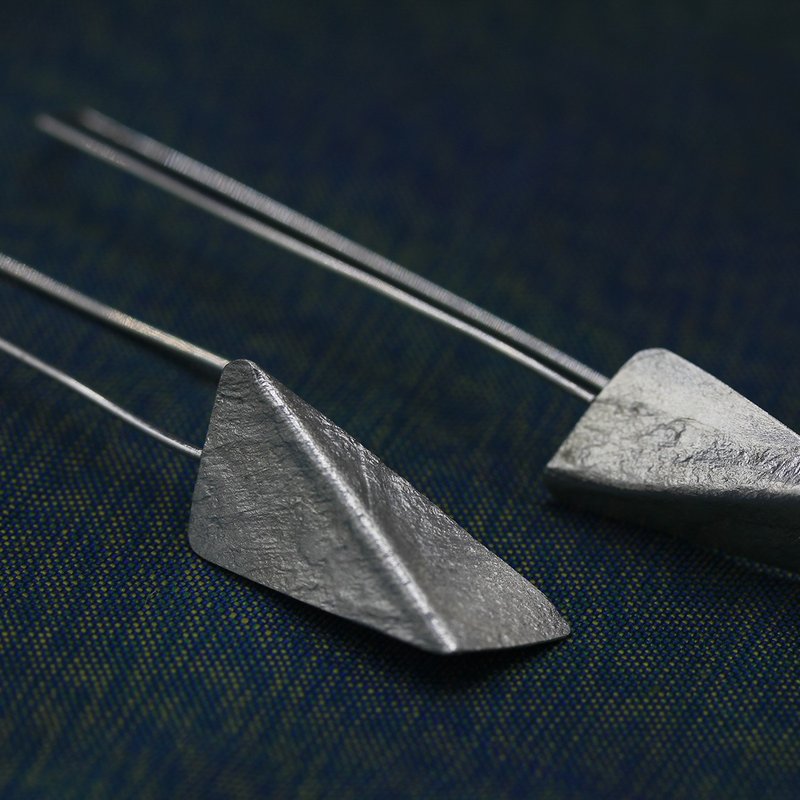 Handmade earrings with bended textured silver pieces on a long stem (E0184) - 耳环/耳夹 - 银 银色