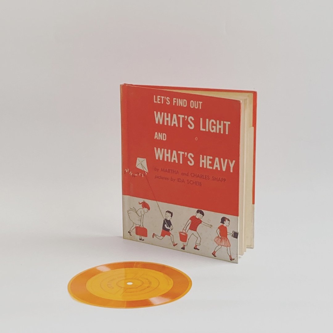 LET'S FIND OUT WHAT'S LIGHT AND WHAT'S HEAVY - 刊物/书籍 - 纸 