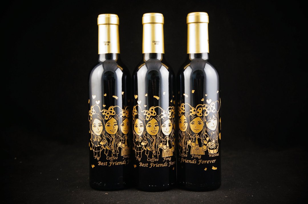 法国白酒红酒 375cc【香港原创DYOW】结婚周年 礼物Wine Engraving 独特合并人像设计概念 写实Q版 人像配合图案文字 酒瓶 酒杯雕刻 一双一对 结婚 求婚礼物 夹送朋友礼物 - 订制画像 - 玻璃 