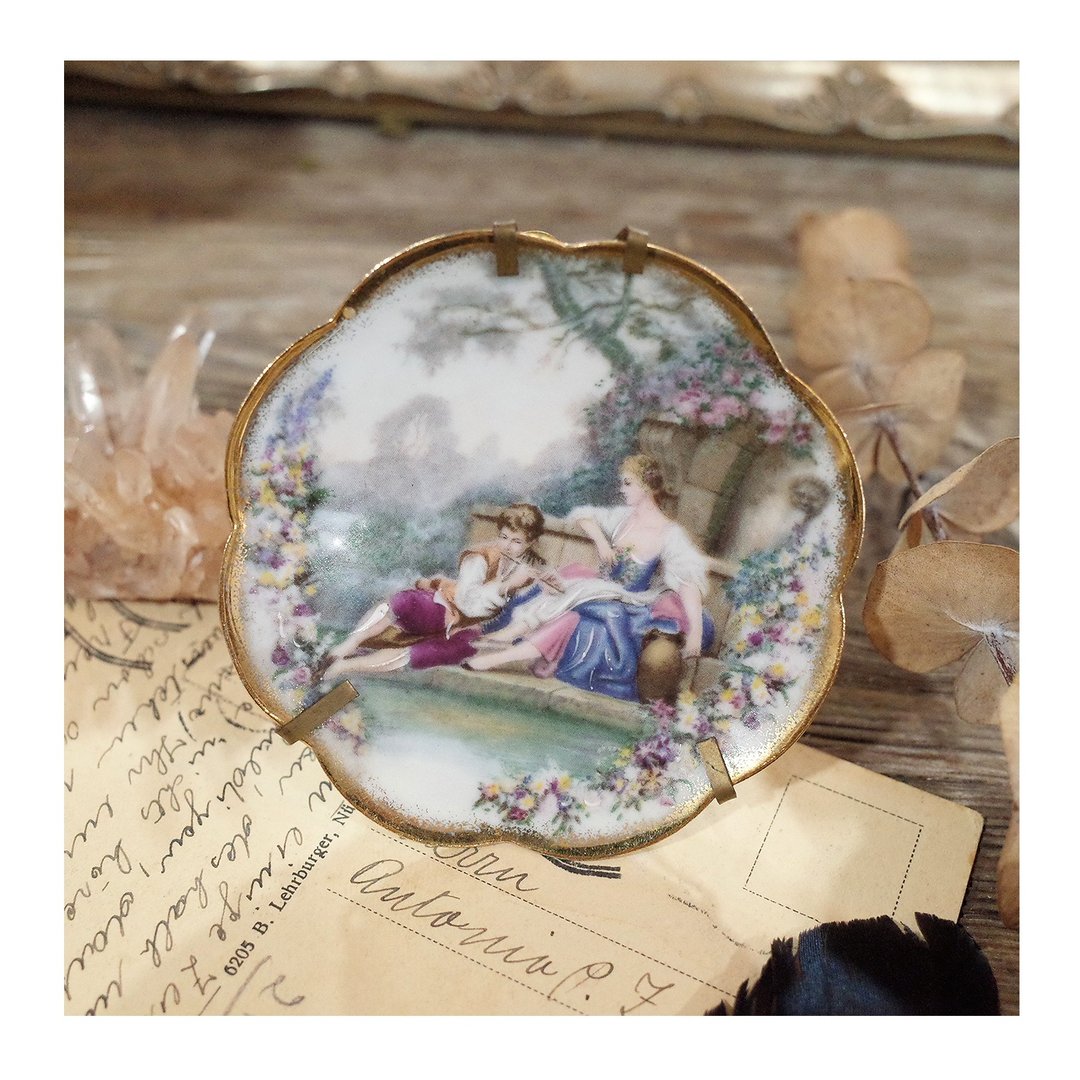 法国老件.Limoges France描金边小褂盘.瓷盘.铜制展示架.细节精致 - 其他 - 瓷 
