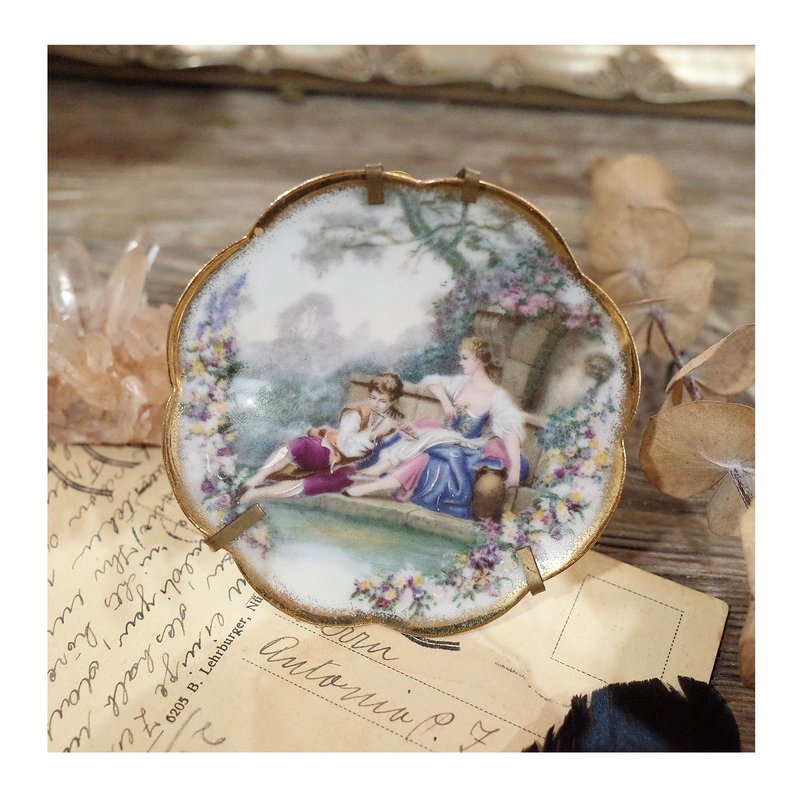 法国老件.Limoges France描金边小褂盘.瓷盘.铜制展示架.细节精致 - 其他 - 瓷 