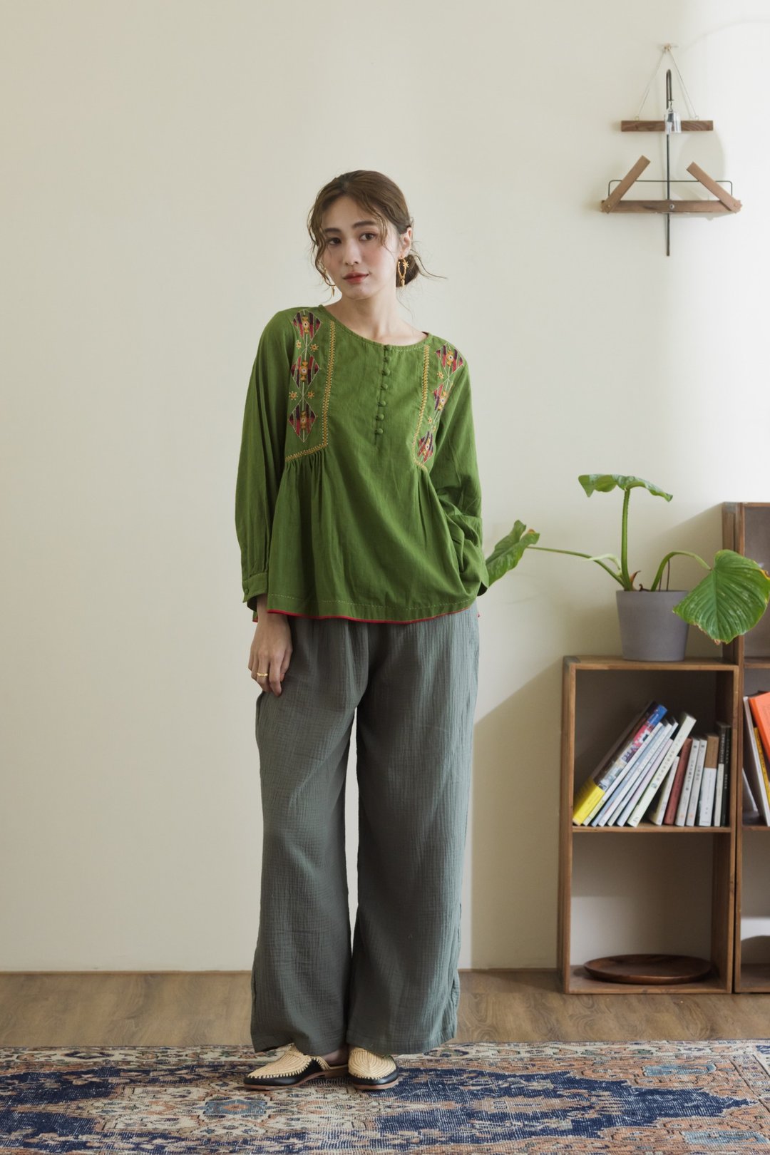 Pakka手工刺绣绿色侧折上衣 - 女装上衣 - 棉．麻 绿色