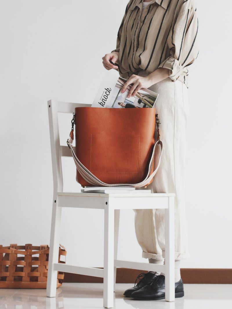 Customized-Vegetable tanned Leather Bucket Bag Shoulder Bag - 侧背包/斜挎包 - 真皮 咖啡色