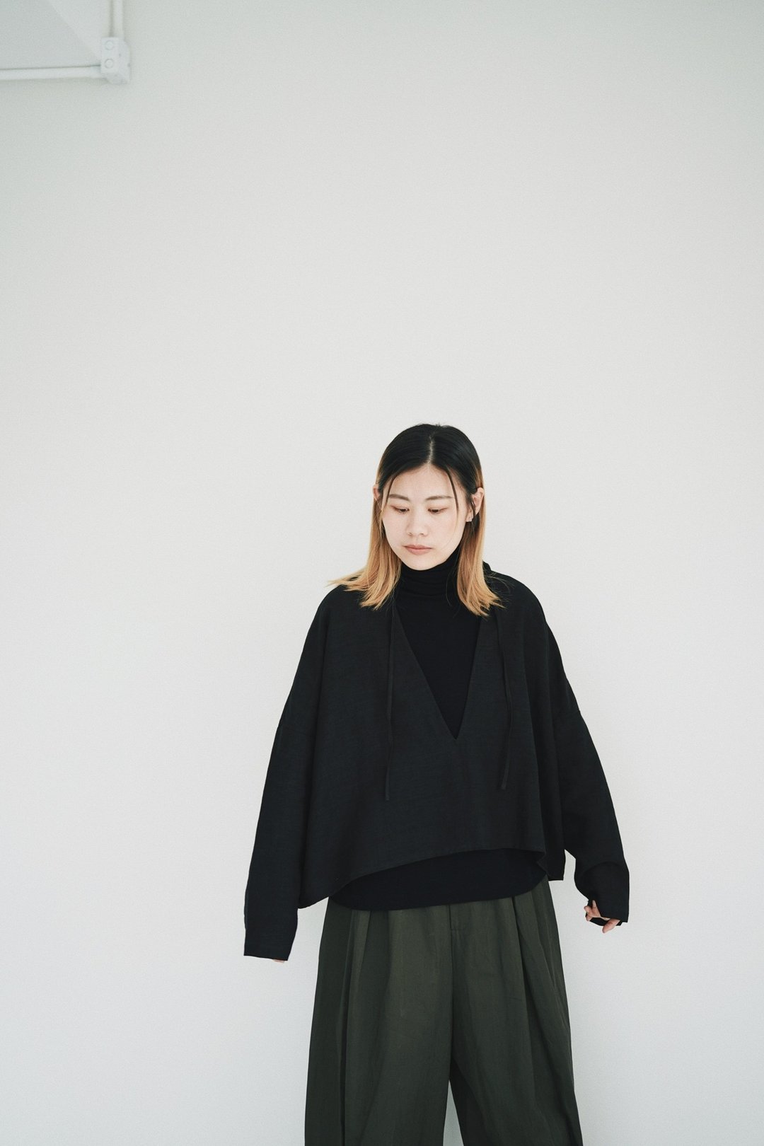 Linen v top-黑 - 女装上衣 - 棉 黑色