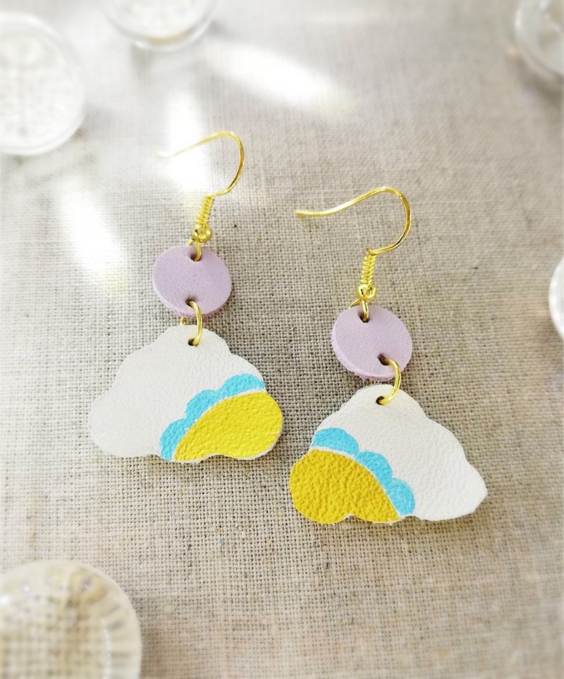 Handmade leather cloud shape white blue pink and gold color - 耳环/耳夹 - 真皮 白色