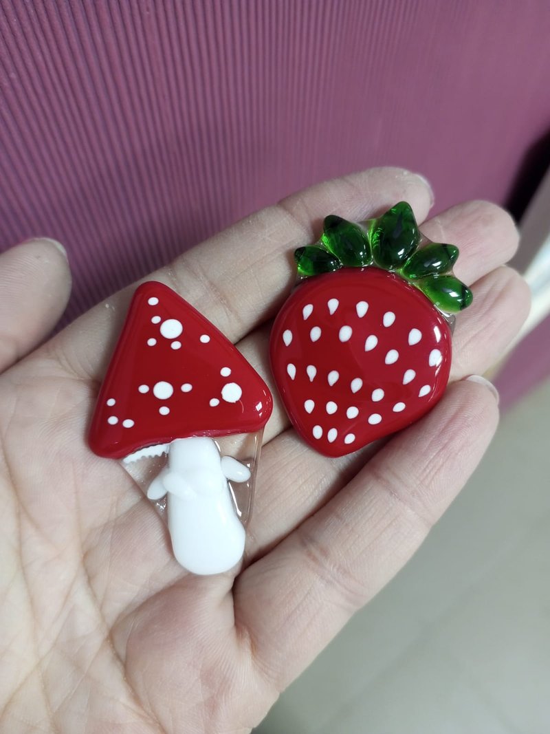 Set of 2 fused glass brooch Fly agaric and Strawberry - Handmade art brooch - 胸针 - 玻璃 红色