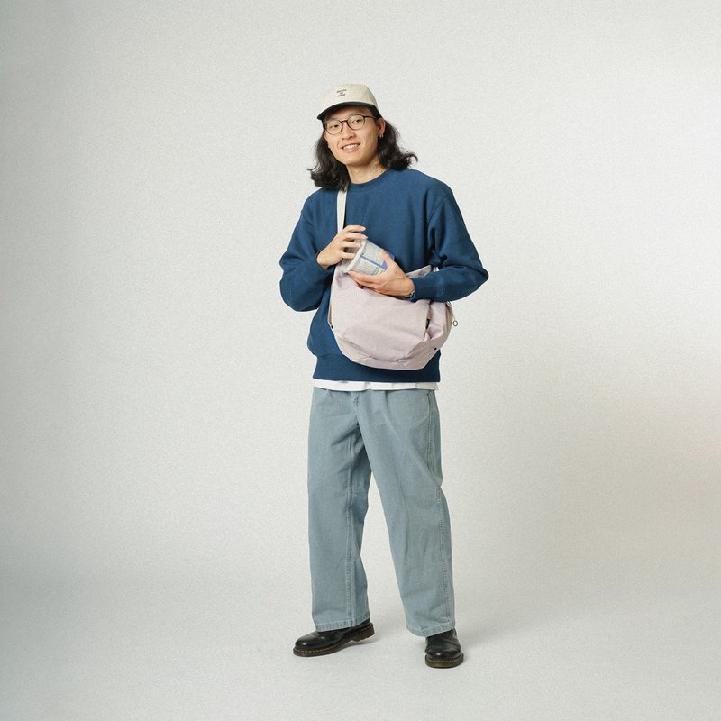 环保RE系列 | 极轻斜背包L号 REESE (丁香紫) 附水瓶收纳保护套 - 侧背包/斜挎包 - 聚酯纤维 紫色