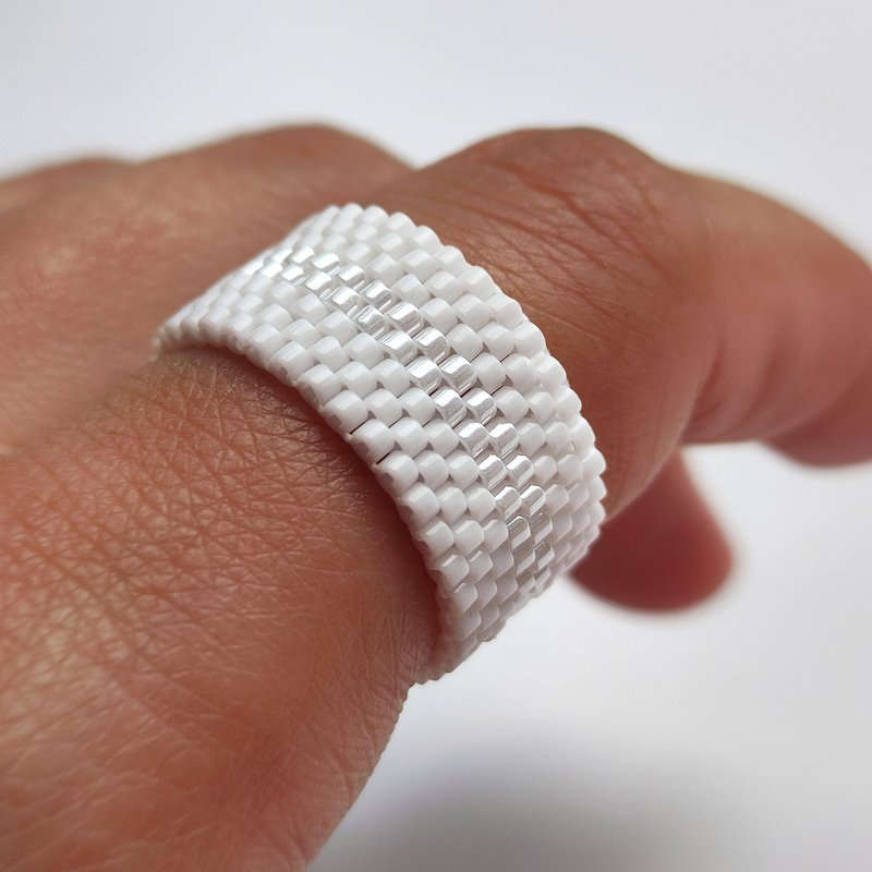 White luster beaded ring Original handmade ring Beautiful jewelry Elegant ring - 戒指 - 玻璃 白色