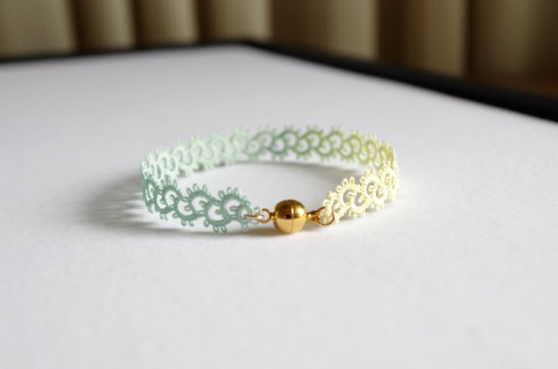 Tatting bracelet ・early summer - 手链/手环 - 棉．麻 绿色