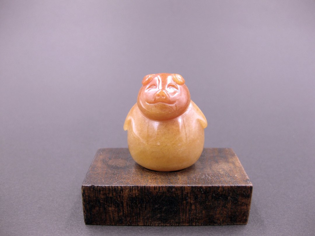 雕件 逗乐动物-红脸猪 新疆金丝玉 - 摆饰 - 玉石 橘色