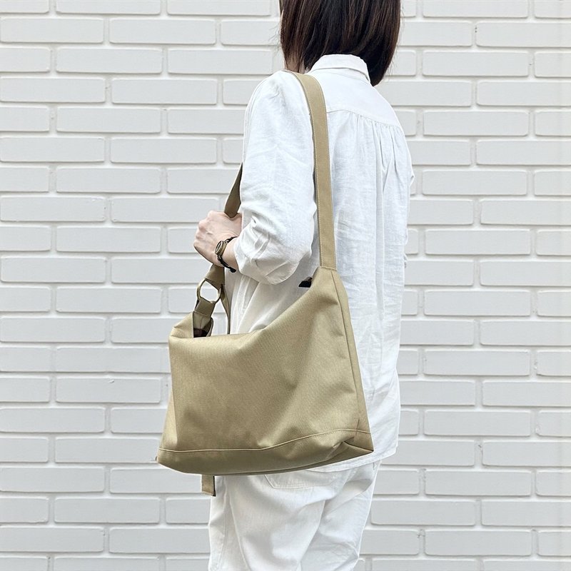 clueto DRIFTER-M 米色 泼水加工 CORDURA® 尼龙肩背包 - 侧背包/斜挎包 - 尼龙 卡其色