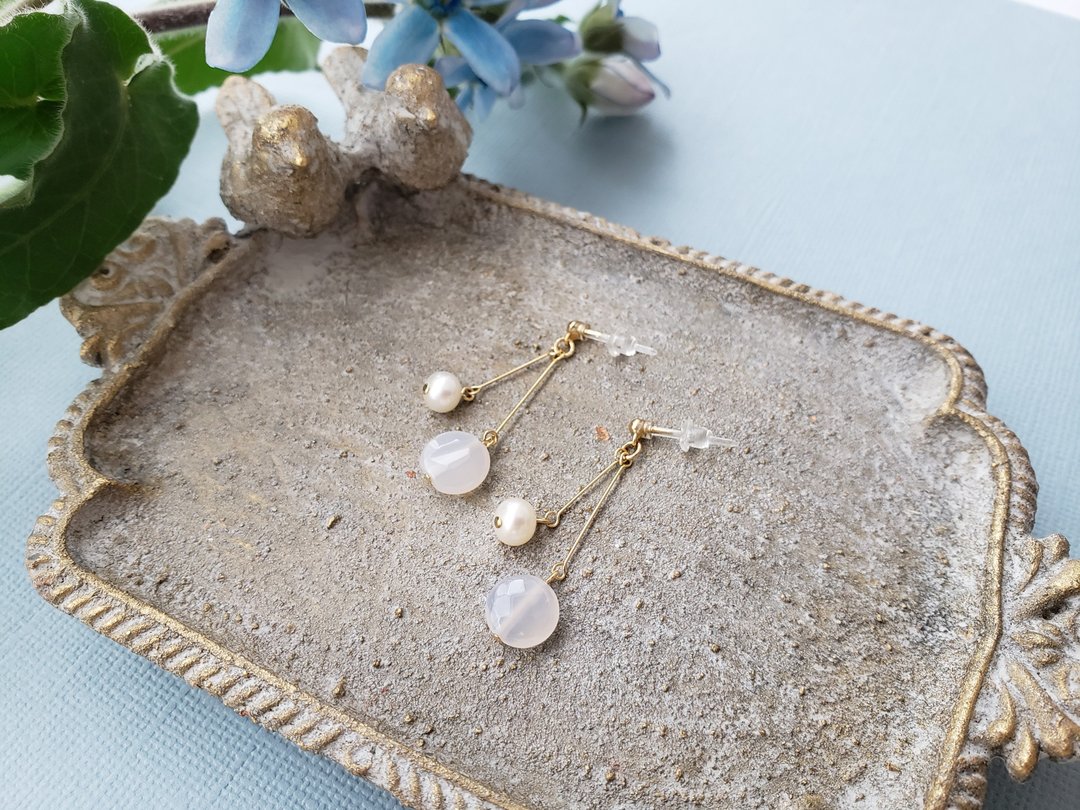 freshwater pearl and milky agate pierced earrings or clip-on earrings - 耳环/耳夹 - 半宝石 白色