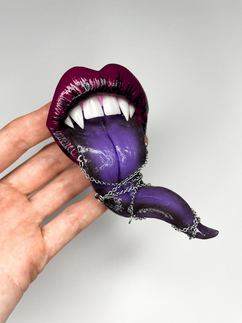 手机握柄。嘴唇呈深色，带有酒红色，舌头为紫色。 - 其他 - 粘土 