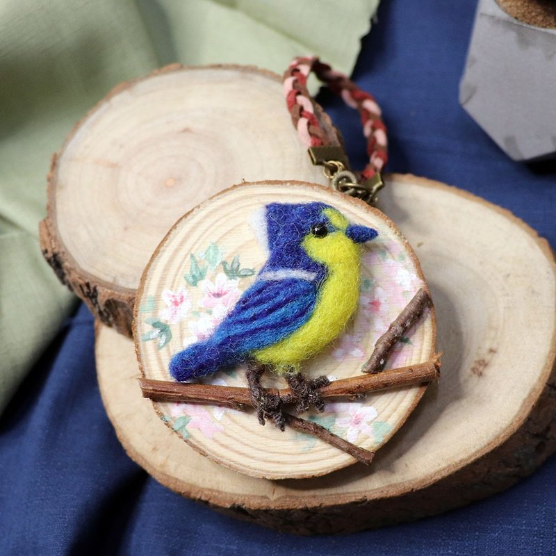 【羊毛毡】森系小鸟吊饰系列 -黄山雀-原木片X压克力彩绘 - 钥匙链/钥匙包 - 羊毛 咖啡色