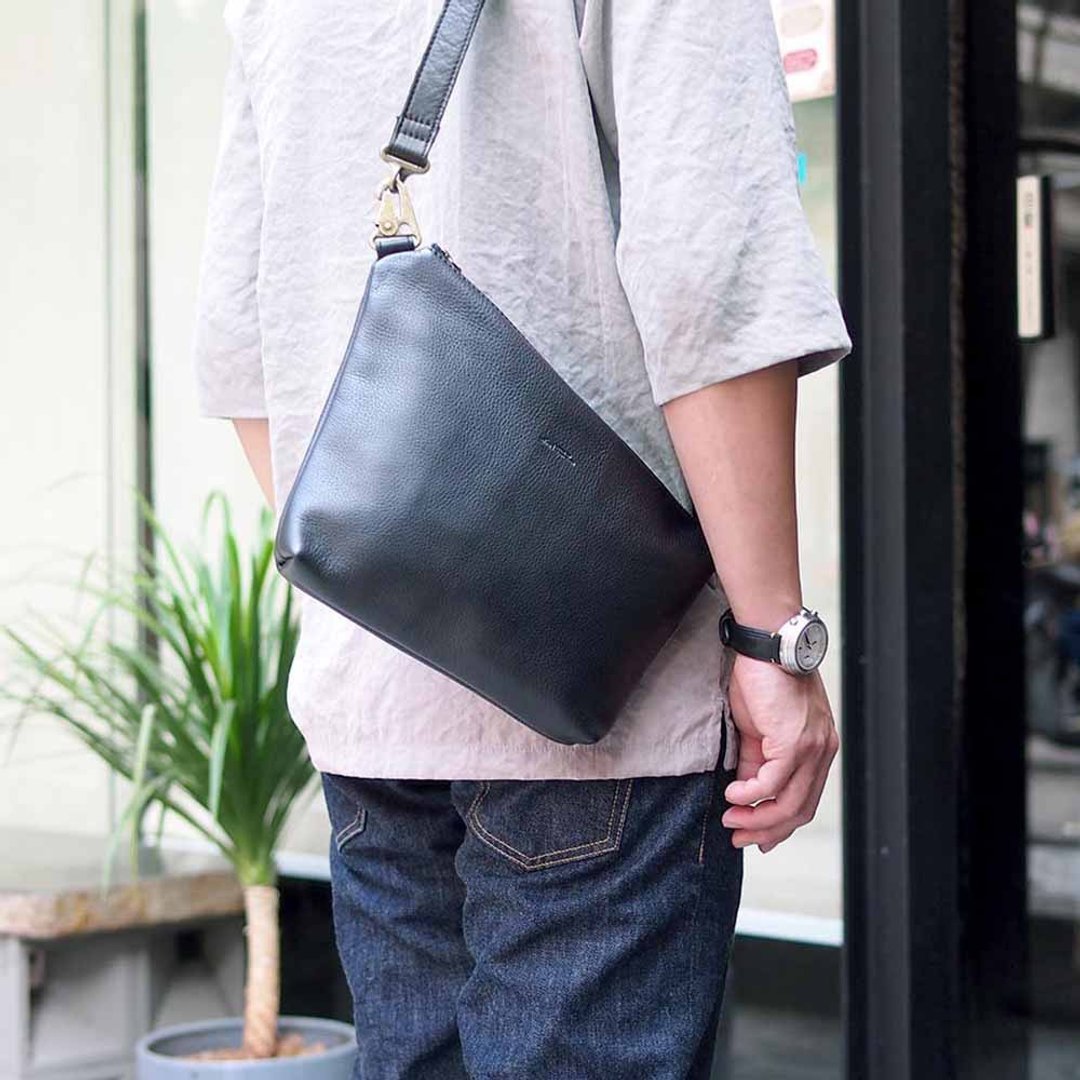 日本率性俐落型牛革侧背包 Made in Japan by Less design - 皮夹/钱包 - 真皮 