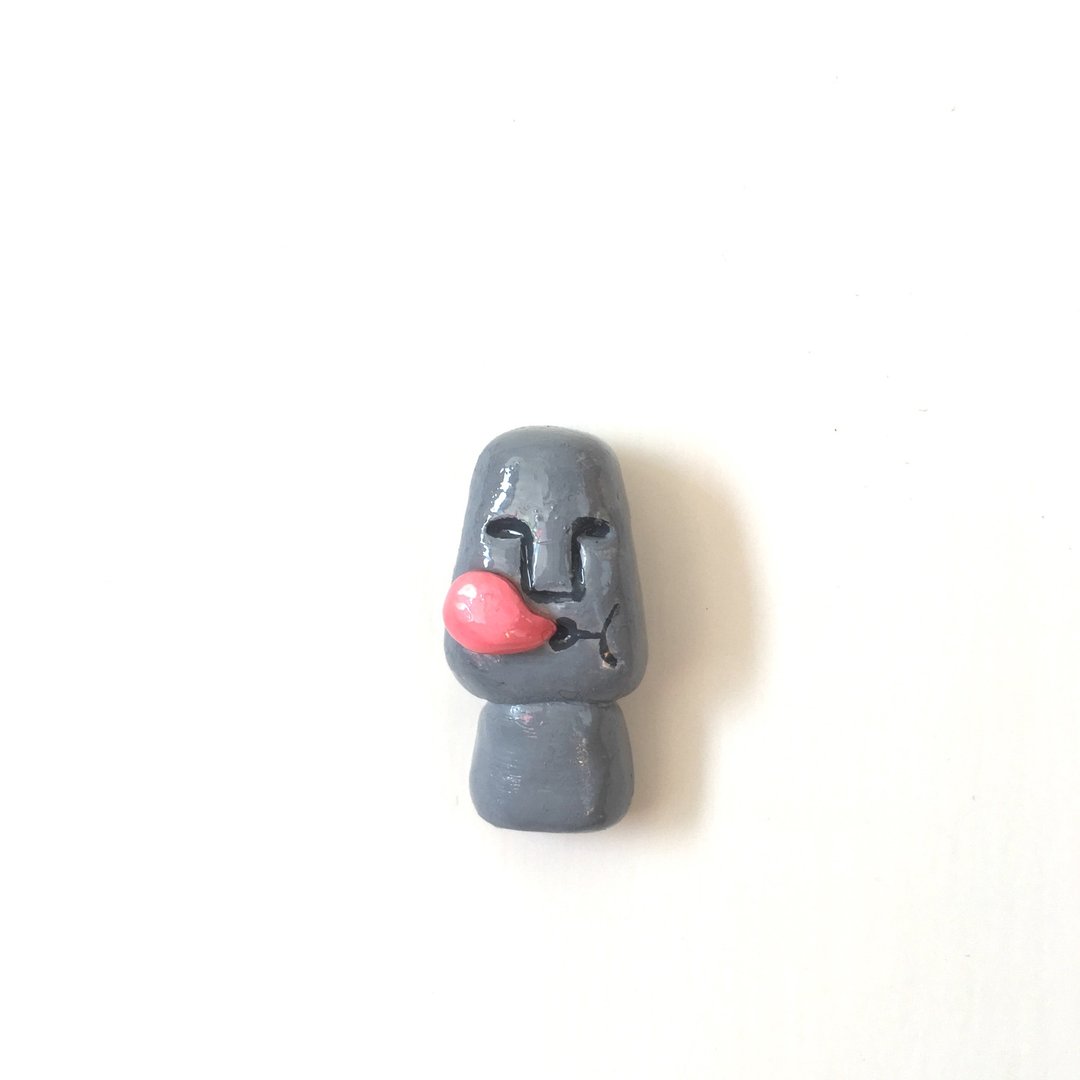 吃吹波糖的摩艾石像别针  - 胸针 - 粘土 
