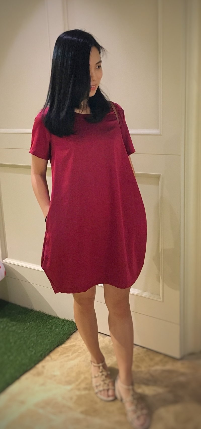 五折换季出清!!【Bella 贝拉】轻柔缎面短袖洋装－优雅暗红 - 洋装/连衣裙 - 其他材质 红色