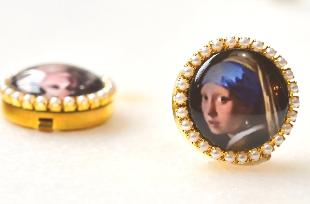 Button Cover 手作钮扣饰~别致优雅~名画系列: 戴珍珠耳环的少女 - 胸针 - 其他材质 多色