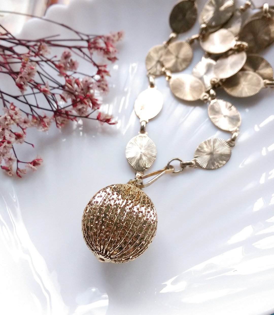 【西洋古董饰品】金属立体篓空 摩登 球球 项链 - 项链 - 其他金属 金色