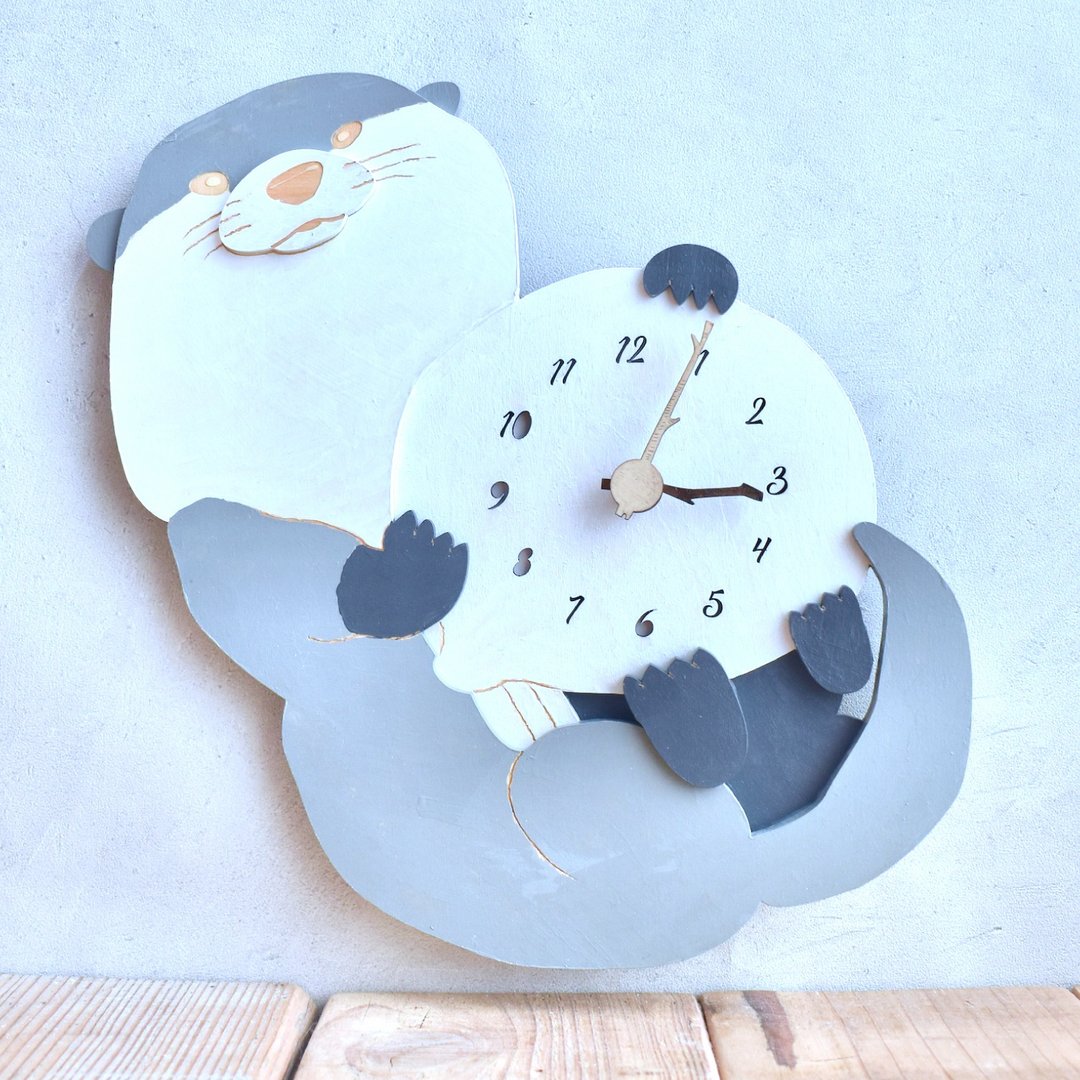 Small-clawed otter clock wooden wall clock - 时钟/闹钟 - 木头 灰色
