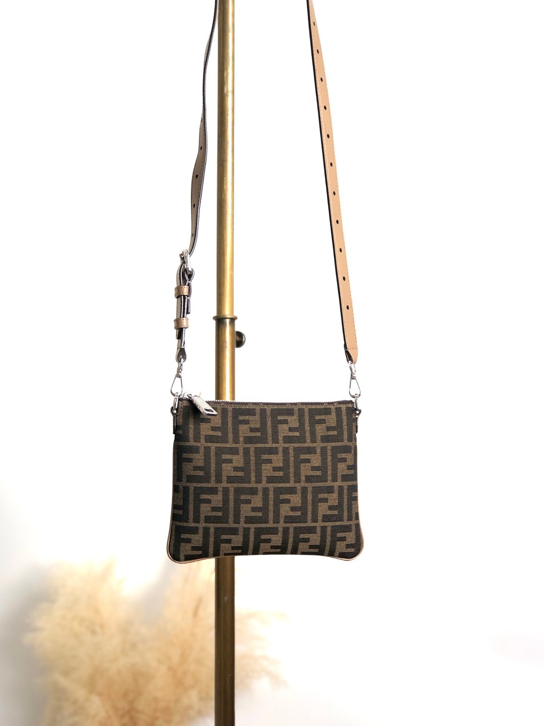 【日本直送 名牌中古包】FENDI 芬迪 经典 FF 压纹 焦糖色 贾卡斜挎包 迷你包 vintage 复古 z7gs5g - 侧背包/斜挎包 - 棉 咖啡色