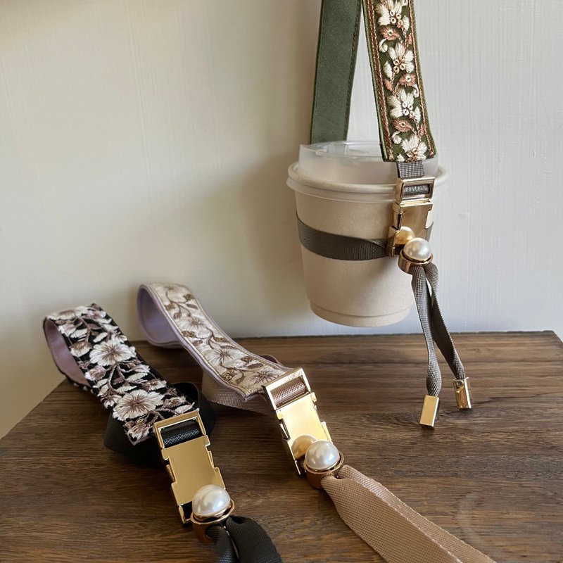 新品【EMANATE】限量手作 - 复古刺绣可调式杯提带 - 随行杯提袋/水壶袋 - 其他人造纤维 多色