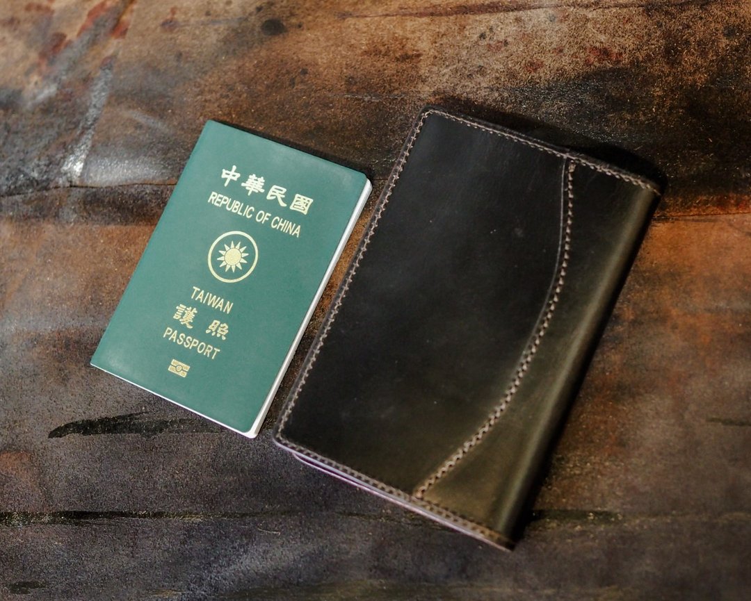 Veg-Tanned Leather Passport Holder 植鞣革护照夹 - 皮夹/钱包 - 真皮 多色