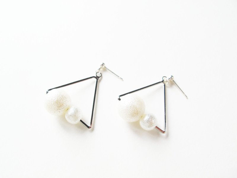 ＊Rosy Garden＊ 一起出走皱纹珍珠三角耳环 可换夹式 - 耳环/耳夹 - 其他材质 白色