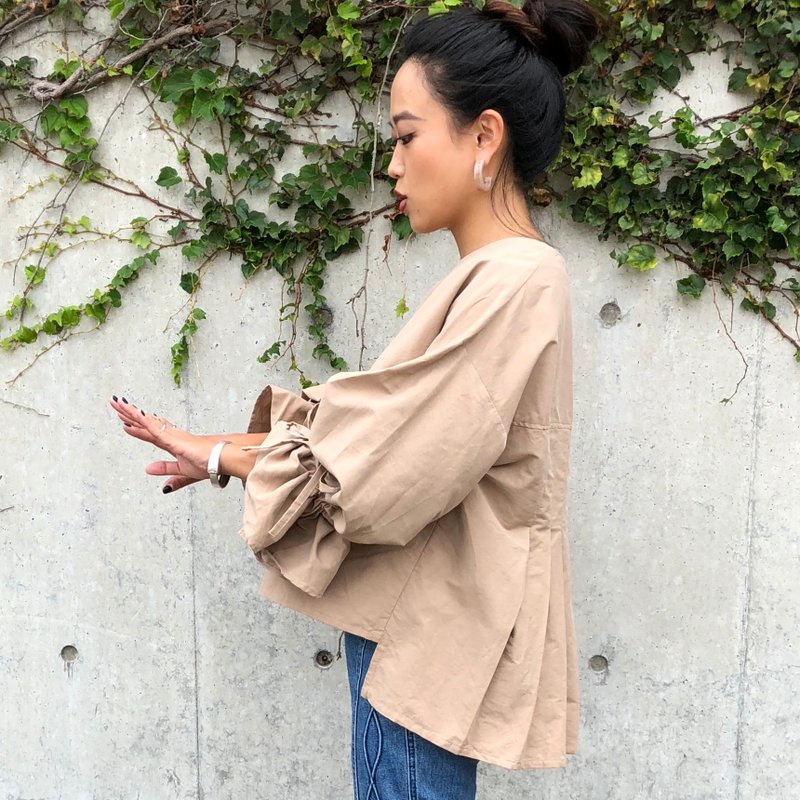 Back pleated balloon sleeve ribbon blouse - 女装上衣 - 棉．麻 卡其色