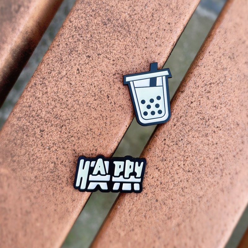 夜光岛语徽章套组－来杯珍奶Bubble tea&Happy (珍珠奶茶+快乐徽) - 徽章/别针 - 其他金属 黑色
