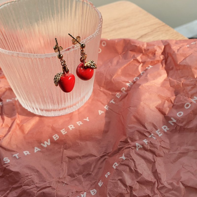 Red Apple Earring - Enamel - 耳环/耳夹 - 铜/黄铜 