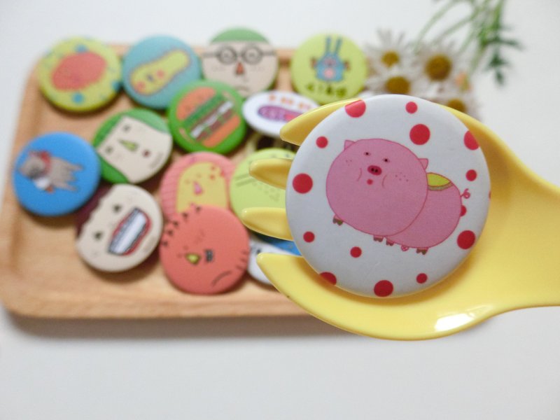 点点里的春桃/马口铁徽章胸章 - 徽章/别针 - 塑料 红色