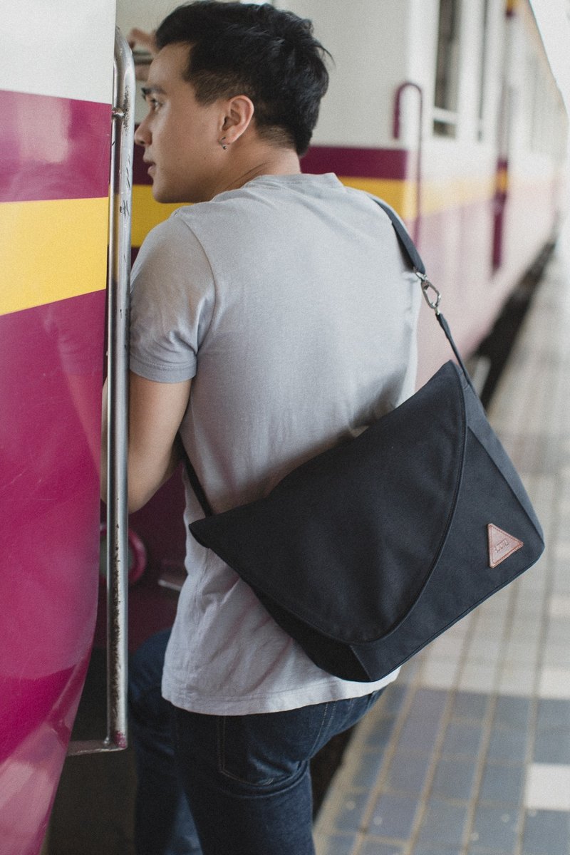 Water Repellent Camera Bag Medium Size (Black) : Wanderlust Collection - 侧背包/斜挎包 - 防水材质 黑色