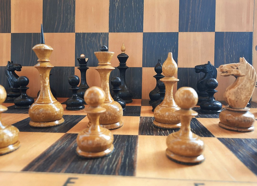 Black brown old Soviet chess pieces 1950s vintage wooden chessmen set USSR - 桌游/玩具 - 木头 