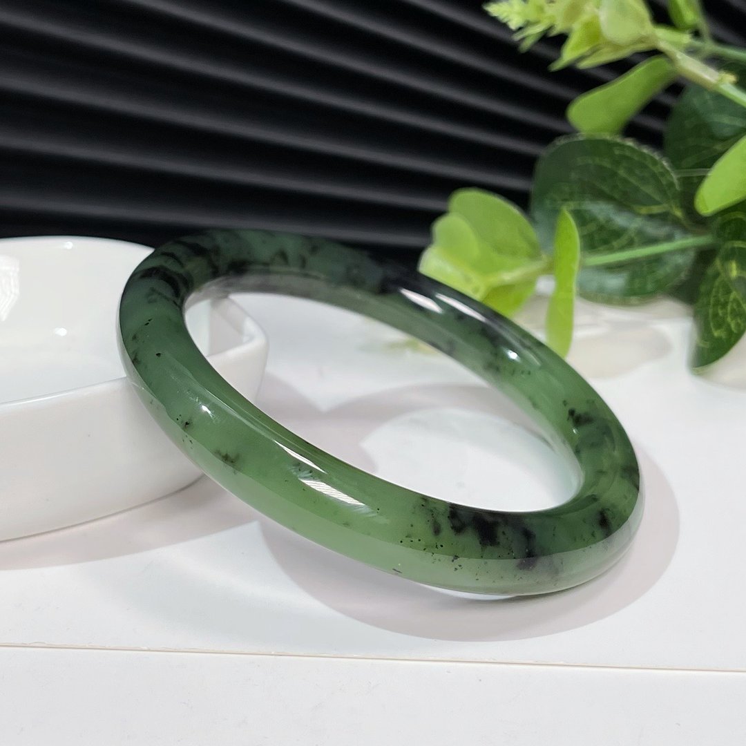 和田玉碧玉手镯59MM 俄料乌兰海菠菜绿圆条玉手环 油润清爽雅致 - 手链/手环 - 玉石 绿色