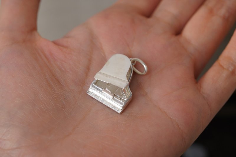 925银迷你管弦乐吊坠系列 - 钢琴 (不含项链) - 项链 - 纯银 银色