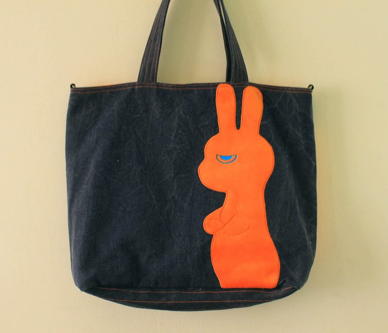 布布抱抱 - 不高兴的兔子- 帆布托特包  a unhappy rabbit bag - 侧背包/斜挎包 - 棉．麻 黑色