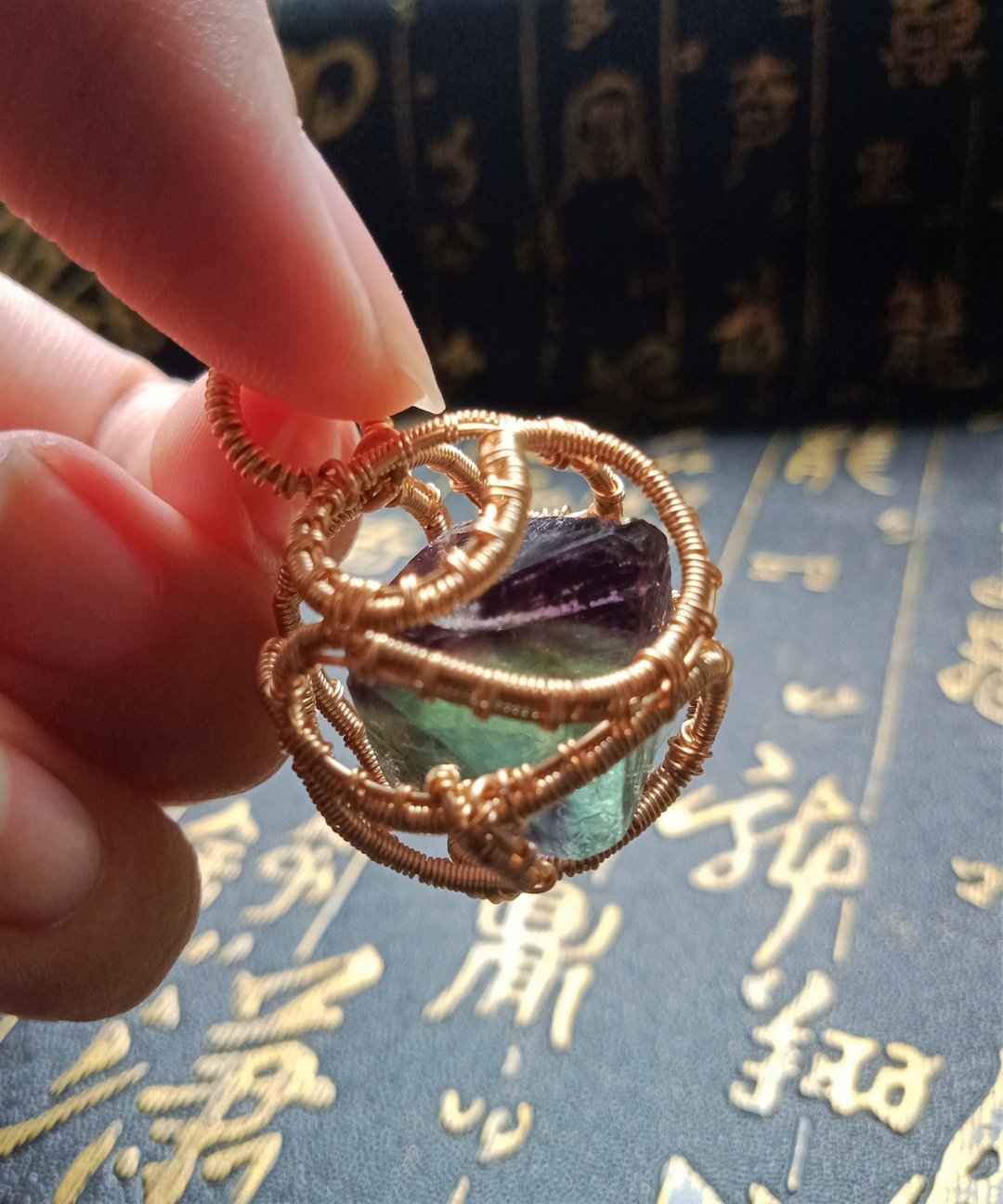 佚名山河。项链。镂空萤石原矿球球。萤石。金属编织。附仿皮绳 - 项链 - 宝石 多色