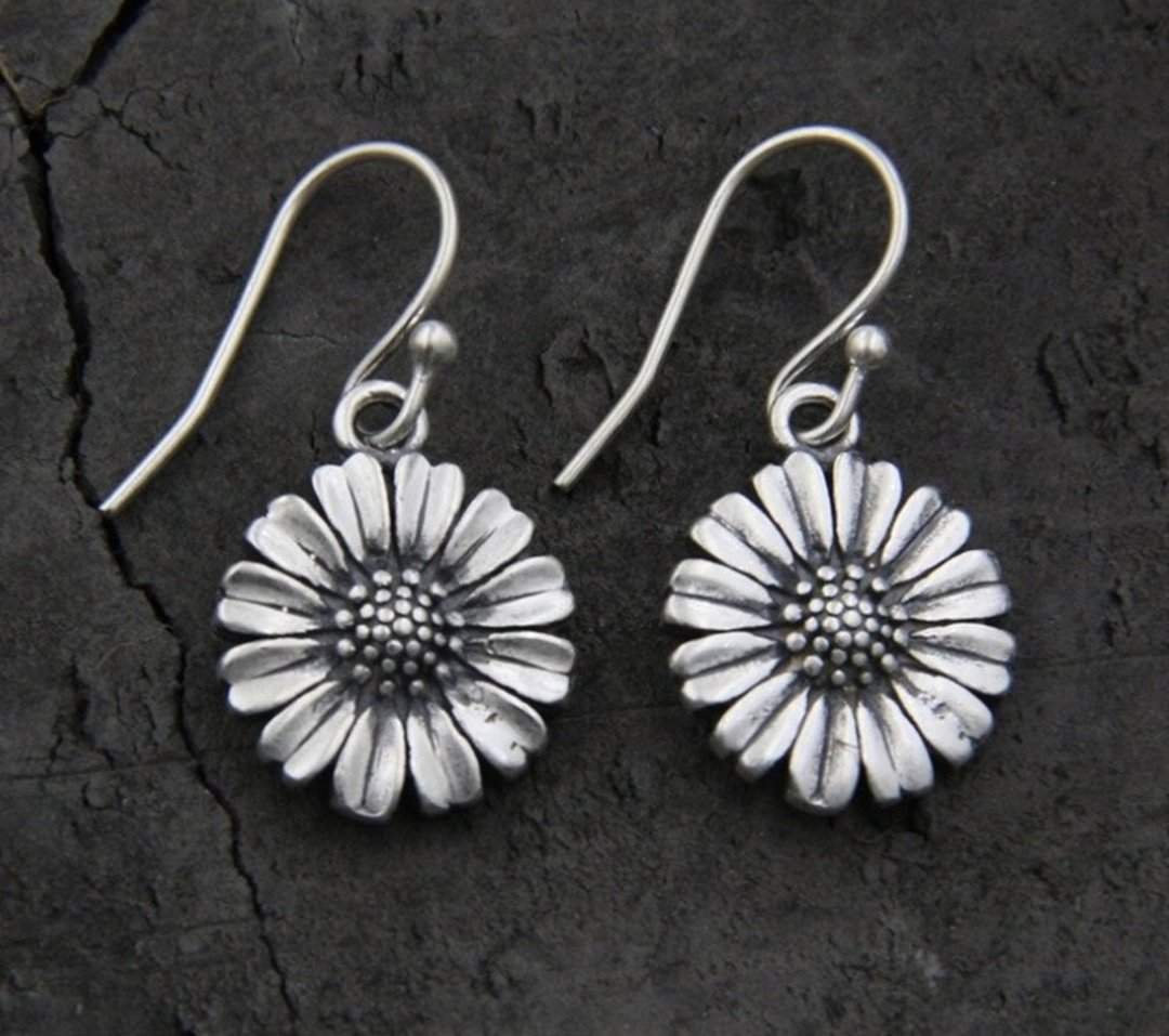 Real S925 Thai Sterling Silver Girls Lovely Handmade Engraved Daisy Earrings - 耳环/耳夹 - 纯银 银色