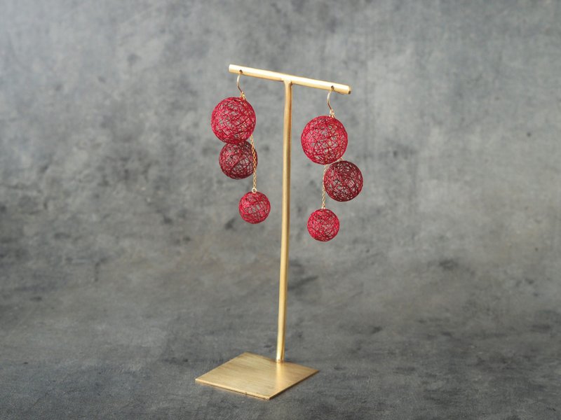 冬季野玫瑰三重奏耳环 - 耳环/耳夹 - 丝．绢 红色