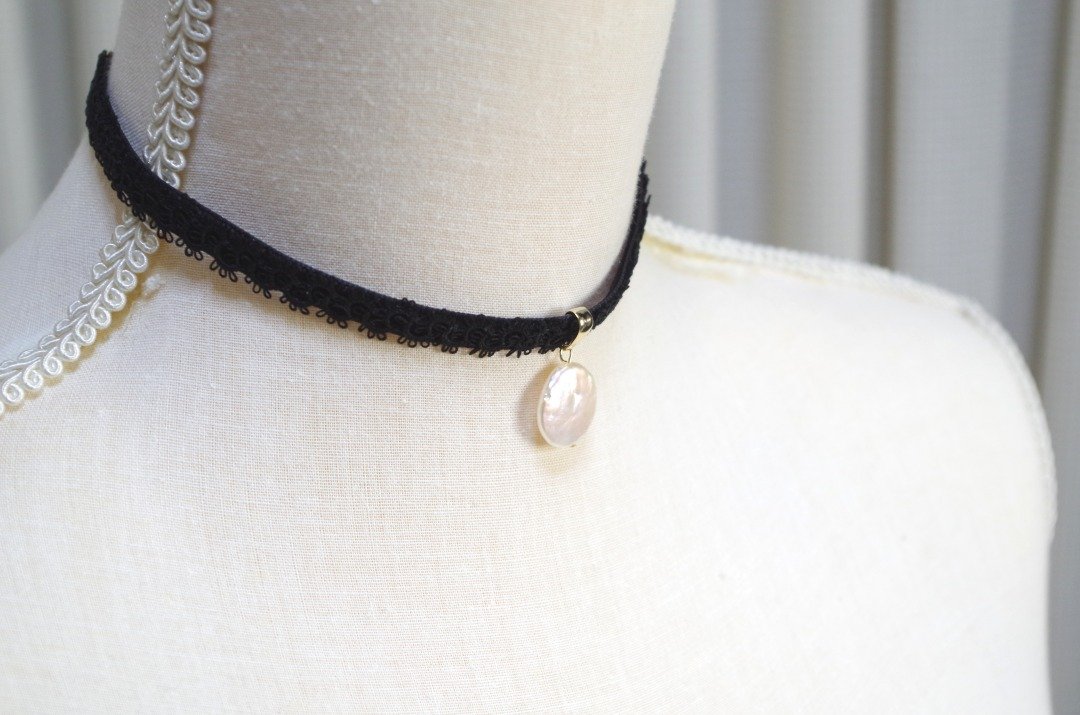 Tatting lace and velvet ribbon choker coin pearl - 项链 - 棉 黑色