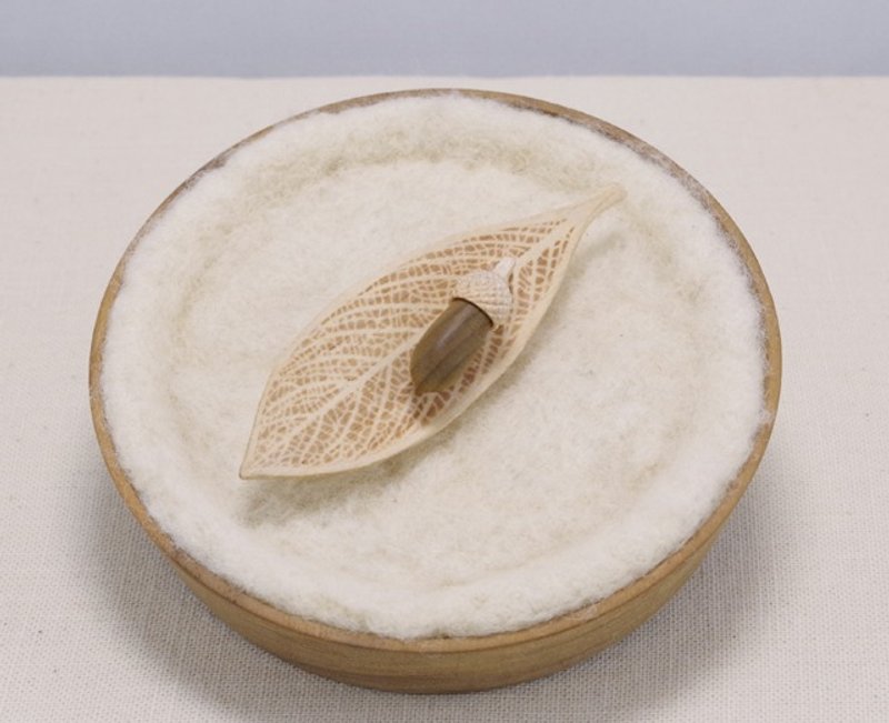 LBR1-5 Wood Carving Leaf & Acorn Brooch [H. CSTNT / MGNL] - 胸针 - 木头 卡其色