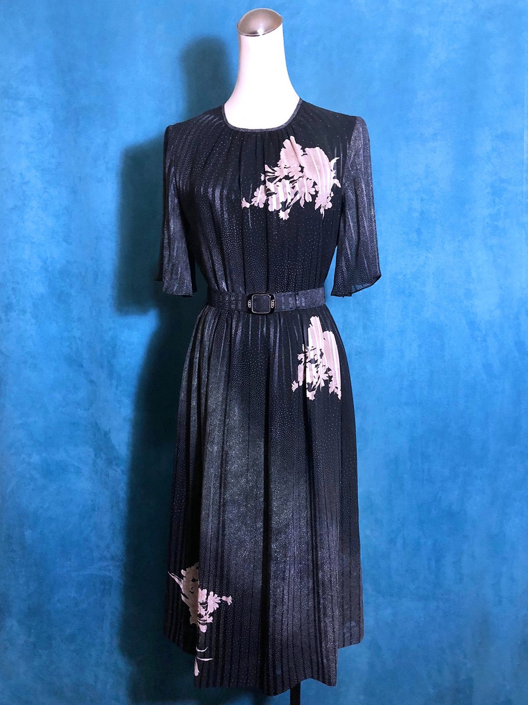 织纹花朵腰带短袖轻古董洋装/ 国外带回 VINTAGE - 洋装/连衣裙 - 聚酯纤维 黑色