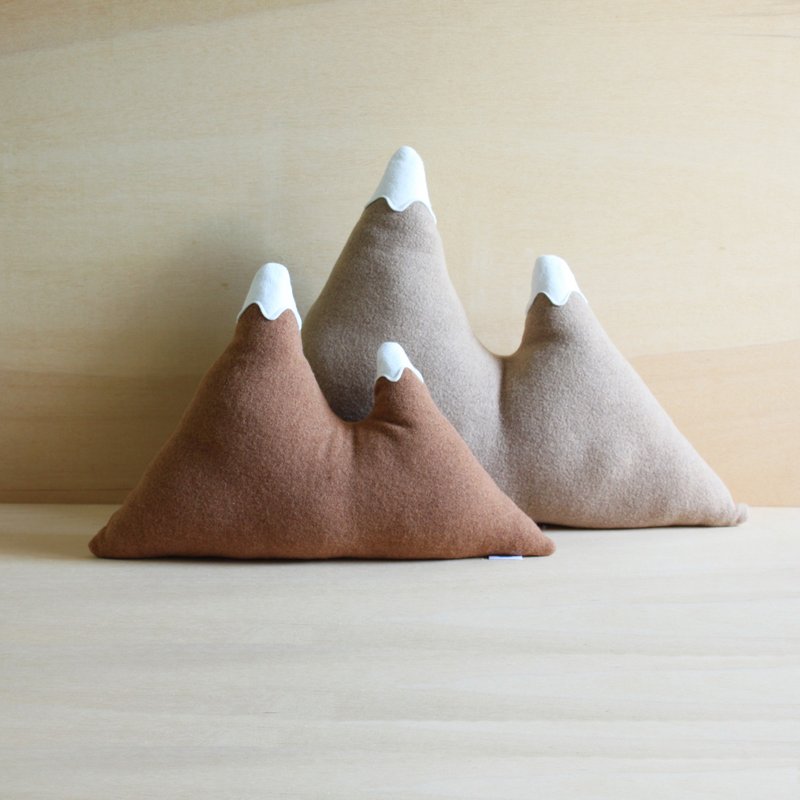 交换礼物手作暖心 山山抱枕 ( S ) 深棕色 - 枕头/抱枕 - 羊毛 咖啡色